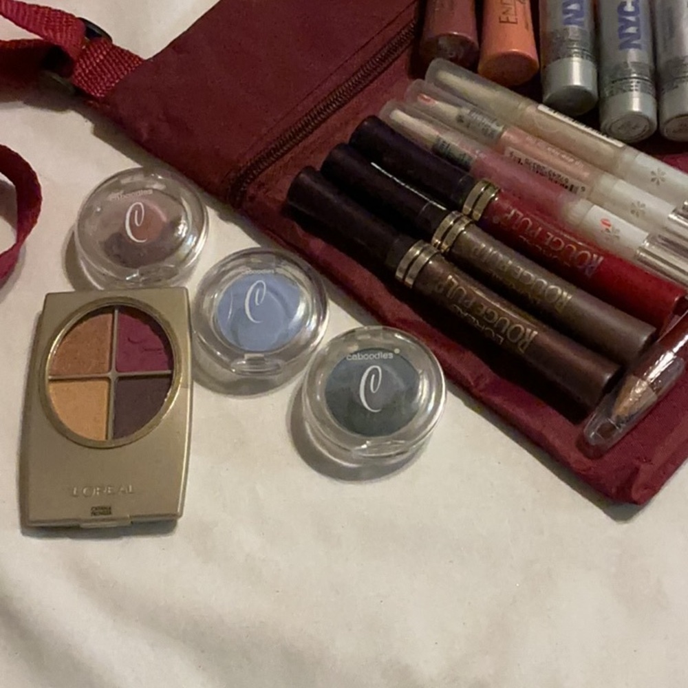 NEW 18 piece Assorted Women’s Makeup Kit in Burgundy - Mixed Brand Collection - Picture 5 of 5